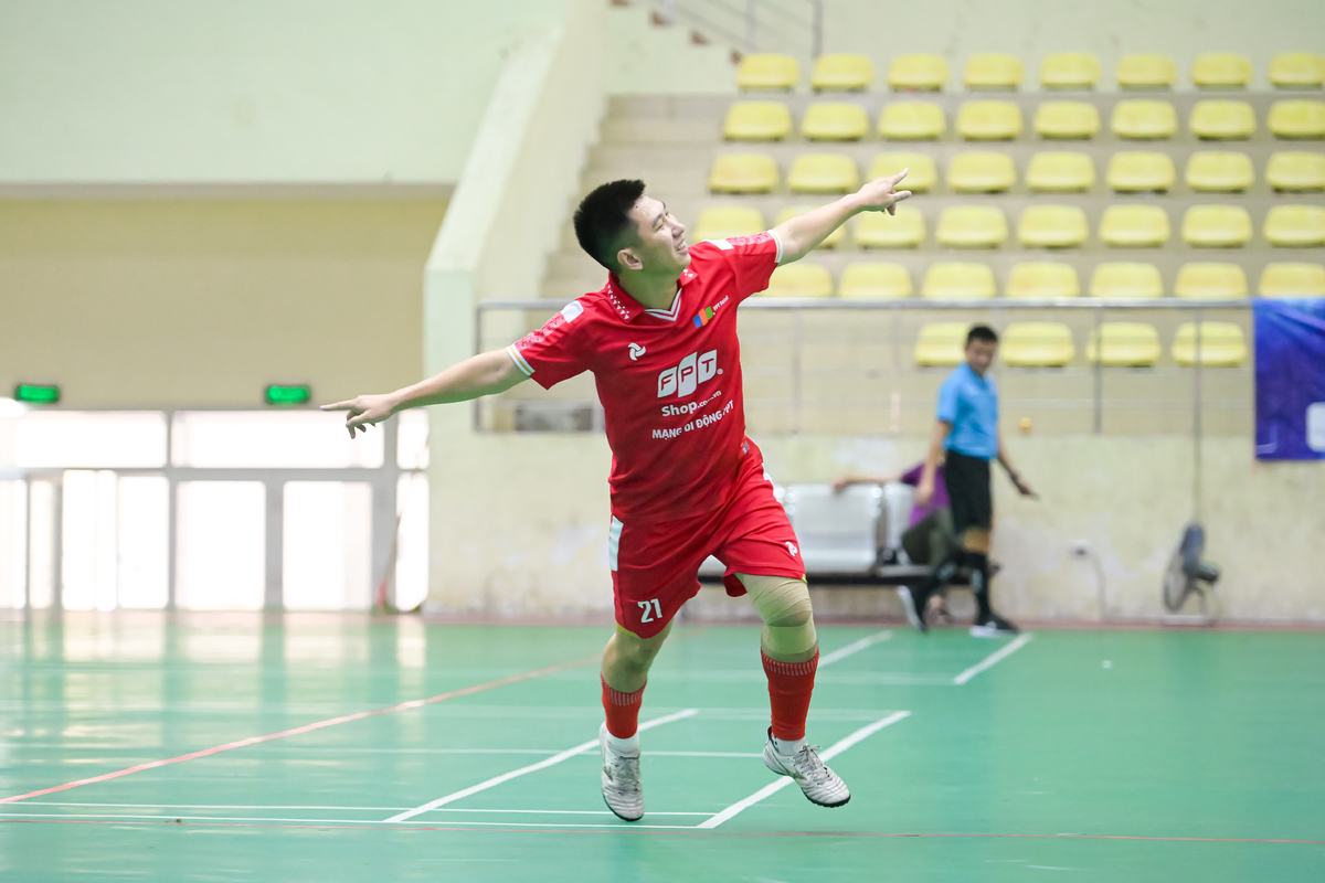 <p class="Normal" style="text-align:justify;"> Không chịu lép vế, FCI tung ra lời đáp trả. Từ một tình huống dâng cao, bộ ba Việt Giang - Duy Hùng - Xuân Thao liên tục phối hợp nhịp nhàng, buộc hàng thủ FRT phải lùi sâu chống đỡ. Bước ngoặt đến ở phút thứ 10, khi Xuân Thao cùng Cao Sơn và Duy Hùng phối hợp như thôi miên, xé toang hàng thủ FRT, trước khi tung cú dứt điểm chuẩn xác, gỡ hòa 1-1 cho FCI. Bàn thắng này khiến khán giả như bùng nổ, mở ra một trận đấu giằng co, cân bằng giữa đôi bên.</p> <p class="Normal" style="text-align:justify;"> Hiệp 2 bắt đầu với sự trở lại của ngôi sao số 11 Đức Trung bên phía FRT. Thể lực sung mãn cùng những bước chạy tốc độ của tiền đạo trẻ ngay lập tức tạo nên sự khác biệt trên hàng công. Phút 24, đội quân Bán lẻ tổ chức phản công nhanh, bộ ba Quốc Huy - Đức Trung - Thành Chung số 7 phối hợp mạch lạc để Thành Chung chọc khe tinh tế, đánh bại thủ môn đối phương, nâng tỉ số lên 2-1 đầy kịch tính.</p>