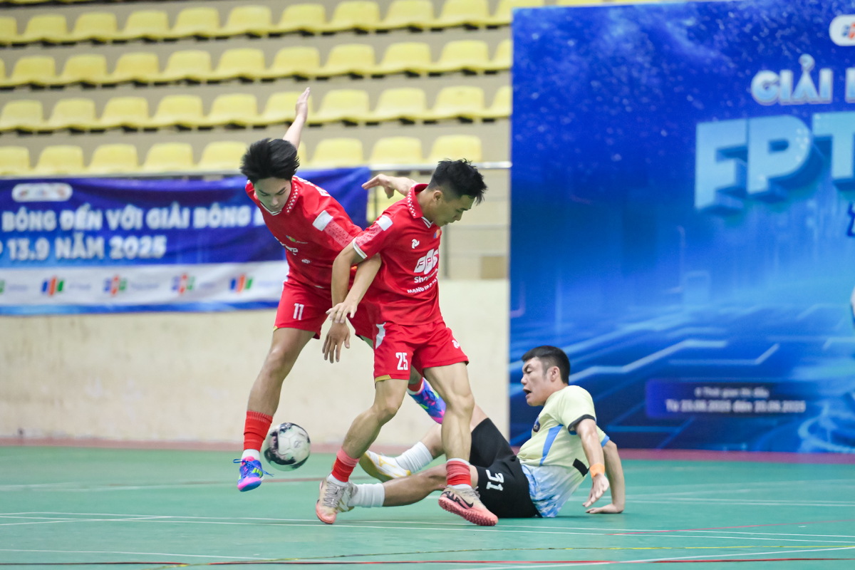 <p class="Normal" style="text-align:justify;"> Có bàn dẫn trước, FRT chủ động nâng cao cự ly đội hình, áp sát quyết liệt và kèm người 1-1 ngay từ giữa sân. Nhịp độ trận đấu được đẩy lên cao, khiến FCI vất vả trong từng pha xử lý, ngay lập tức có nhiều đường chuyền vội vã và thiếu chính xác. Những phút cuối, Bán lẻ chủ động phòng ngự số đông và chắc chắn trong từng tình huống. FCI liên tục tìm cơ hội từ những cú sút xa và tình huống cố định, nhưng lần lượt Ngọc Tân đánh đầu ra ngoài, số Xuân Thao đá biên không thành công. Trong pha bóng cuối cùng, Ngọc Tân FCI đệm lòng dứt điểm, nhưng cú sút dễ đoán lại nằm gọn trong vòng tay của thủ môn Văn Linh, kết thúc trận đấu đầy cảm xúc với chiến thắng 2-1 dành cho nhà Bán lẻ.</p>