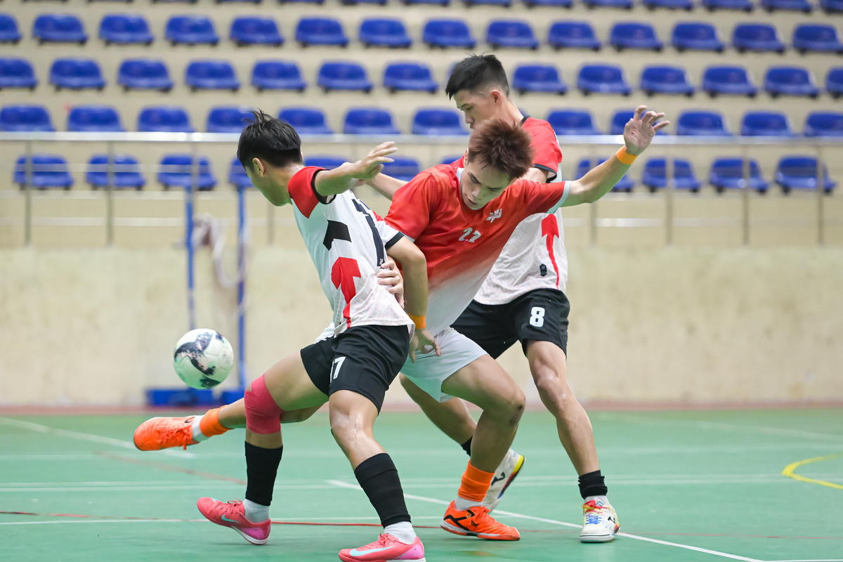 <p class="Normal" style="text-align:justify;"> Trận tranh hạng Ba cúp Vàng giữa FE &lpar;áo trắng&rpar; và FHO &lpar;áo đỏ&rpar; khởi đầu với sự nhập cuộc chủ động của các cầu thủ làng giáo. FE cầm bóng chắc, liên tục chuyền qua lại để kéo giãn đội hình đối phương. Hoài Nam, dù được bố trí lùi sâu, vẫn thường xuyên băng lên tìm khoảng trống. Ngược lại, FHO chọn lối chơi chắc chắn, tập trung phòng ngự, chờ cơ hội phản công. Nguyên Đán FHO thậm chí đã có tình huống cướp bóng táo bạo từ Xuân Huy FE để tung cú dứt điểm, nhưng bóng lại đi chệch cột dọc.</p> <p>  </p> <p class="Normal" style="text-align:justify;"> Sau những phút đầu thăm dò, FE bất ngờ có bàn mở tỉ số. Phút 10, từ pha phối hợp nhịp nhàng bên cánh, Tiến Đạt bóng vừa tầm để Hoài Nam băng vào dứt điểm gọn gàng, đưa FE vươn lên dẫn 1-0. Bàn thua khiến FHO chệch nhịp, mất tập trung và để đối thủ thoải mái dồn ép. Ít phút sau, Hoài Nam tiếp tục chứng tỏ sự sắc bén với pha solo tốc độ bên biên, vượt qua thủ môn rồi nâng tỉ số lên 2-0 cho FE. Dù có sự điều chỉnh nhân sự, trong đó Tiến Luật vào sân mang lại sức chiến đấu mới, các pha dứt điểm của Đức Duy hay Quốc Triệu vẫn thiếu chính xác, trong khi những pha phản công chớp nhoáng của FE luôn khiến khung thành FHO chao đảo.</p>