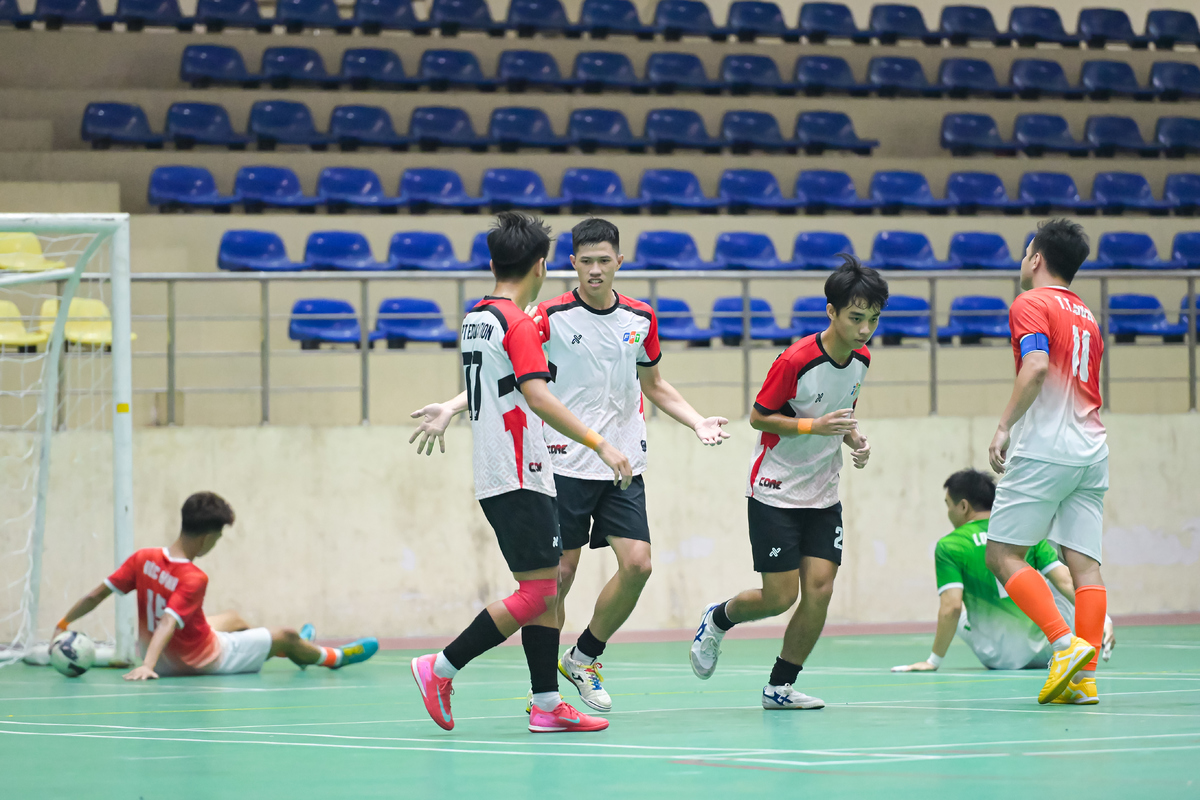 <p class="Normal" style="text-align:justify;"> Bước sang hiệp 2, FHO tung vào sân đội hình chính từng chinh chiến ở trận bán kết, quyết tâm tìm bàn gỡ. Tuy nhiên, sự nóng vội khiến những pha phối hợp của họ thiếu mạch lạc. Phút 26, khi Đức Bình đứng trước một quả phạt trực tiếp đầy hy vọng, bài đá phạt được tổ chức quá lâu và bỏ lỡ cơ hội. Ngay lập tức, FHO phải trả giá: Tiến Đạt và Xuân Huy phối hợp ăn ý, chọc khe xé toạc hàng thủ áo đỏ để Hoài Nam ghi hat-trick, nâng cách biệt lên 3-0. Không chấp nhận buông xuôi, FHO tiếp tục dâng cao và bất ngờ có bàn rút ngắn. Quốc Dũng với pha xử lý kỹ thuật “xỏ háng” điệu nghệ đã mồi bóng chuẩn xác để Đức Duy đệm lòng tinh tế, gỡ lại 1-3.</p> <p class="Normal" style="text-align:justify;"> Trong những phút cuối, trận đấu diễn ra với tốc độ cao khi hai đội liên tục ăn miếng trả miếng. FHO miệt mài tấn công, còn FE điềm tĩnh phản công, dù cả hai bên đều thiếu chính xác trong khâu dứt điểm cuối cùng. Cơ hội rõ rệt nhất thuộc về Xuân Huy FE khi anh tận dụng sai lầm hàng thủ đối phương để thoát xuống, nhưng cú sút cuối cùng lại đi ra ngoài trong tiếc nuối. Chung cuộc, FE giành chiến thắng 3-1, xuất sắc đoạt hạng Ba cúp vàng, trong khi FHO khép lại giải đấu với nhiều nỗ lực nhưng chỉ dừng lại ở vị trí thứ Tư.</p>