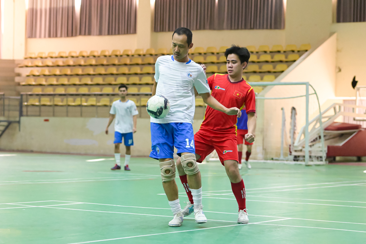 <p class="Normal" style="text-align:justify;"> Còn lại, trận tranh hạng Ba cúp Bạc đã trở thành 40 phút “thư giãn” của hai đội tuyển FIS và SynnexFPT, vừa thi đấu thể thao, vừa trao nhau những nụ cười vui vẻ, sảng khoái trong buổi sớm đầu ngày. Ngay từ phút thứ 4, Đức Thắng của FIS đã có bàn thắng mở tỉ số với cú sút hiểm hóc, kéo theo đó là cú đúp của Trọng Dương và pha phản lưới nhà không mong muốn của Ích Thạch SynnexFPT, đưa tỉ số lên 4-0 ở phút thứ 8.</p> <p class="Normal" style="text-align:justify;"> Bị dẫn trước khá đậm, các cầu thủ áo đỏ Synnex vẫn tự tin tranh bóng và tấn công, nhưng nhanh chóng bị đối thủ cướp lại. Bất ngờ xuất hiện ở phút 27 khi số 19 Quốc Việt tung đòn dứt điểm ở cự li gần, bóng lăn qua mũi giày thủ môn Xuân Dũng, mang lại bàn thắng cho SynnexFPT. Tuy nhiên chẳng lâu sau, FIS lại vùng lên tấn công và có thêm 2 bàn thắng của Đăng Kiên, ấn định chiến thắng 6-1 cho đại diện của FPT IS.</p>