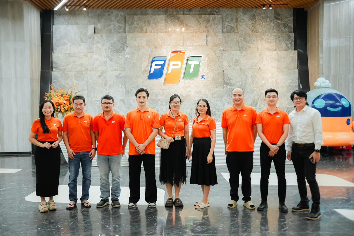 <p class="Normal" style="text-align:justify;"> Hành trình đến với tư gia Chủ tịch FPT của đoàn cá nhân OKR xuất sắc cũng gian nan không kém gì hành trình gặt hái danh hiệu của họ. Khởi hành từ tòa FPT Tower, chiếc xe 29 chỗ cùng sự hợp lực “check map” liên tục của đoàn người FPT, đã vượt qua hàng chục điểm nghẽn, băng qua hàng chục con phố còn đang ngập nước và đi đến đích sau 3 giờ di chuyển. Ai nấy cũng đều thở phào nhẹ nhõm và vui mừng sau những giây phút tưởng chừng mắc kẹt trên phố.</p>