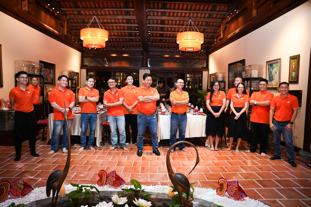 <p class="Normal" style="text-align:justify;"> Đoàn lãnh đạo đón chào sự xuất hiện của đoàn OKR xuất sắc đến với buổi tiệc, gồm Chủ tịch FPT Trương Gia Bình, Thành viên Hội đồng sáng lập FPT Lê Trường Tùng, Tổng giám đốc FPT Nguyễn Văn Khoa, Giám đốc Nhân sự FPT Chu Quang Huy và Giám đốc Chất lượng FPT Phạm Thị Quỳnh Vi. Những cái ôm, cái bắt tay thân tình và nụ cười tươi trên gương mặt của tất cả thành viên báo hiệu một buổi tiệc đầm ấm và đầy ắp tiếng cười.</p>