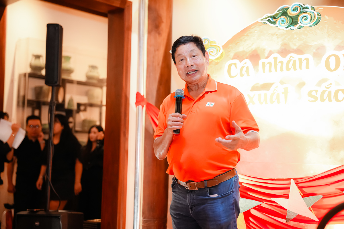 <p class="Normal" style="text-align:justify;"> Trong buổi vinh danh những cá nhân OKR xuất sắc, Chủ tịch FPT Trương Gia Bình đã có phần chia sẻ đầy tâm huyết, gửi gắm niềm tin và kỳ vọng lớn lao vào thế hệ FPTers đang kiến tạo tương lai.</p> <p class="Normal" style="text-align:justify;"> Theo anh Bình, Việt Nam đang bước vào “thời vận” khi liên tiếp có chính sách đổi mới, đột phá trong thời gian ngắn. Đứng trước vận mệnh của đất nước, Tập đoàn FPT cũng liên tục đưa ra những kế hoạch, định hướng phát triển công nghệ và trí tuệ nhân tạo, điển hình là sự kiện AIQ với sự tham gia của toàn bộ lãnh đạo FPT, được tổ chức hàng quý.</p> <p class="Normal" style="text-align:justify;"> Trước toàn thể cá nhân OKR xuất sắc, Chủ tịch FPT đặt niềm tin vào tương lai gắn liền với công nghệ trí tuệ nhân tạo AI, từ đó gửi gắm mong muốn những cá nhân OKR tiêu biểu sẽ là những người tiên phong nghiên cứu và ứng dụng AI vào thực tiễn.</p>