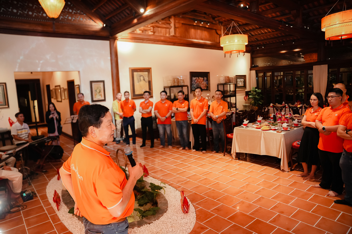 <p class="Normal" style="text-align:justify;"> Nói thêm về định hướng AI, Chủ tịch FPT thẳng thắn chia sẻ, chính quyền các địa phương đều đã có những đề xuất táo bạo để phát triển và ứng dụng công nghệ trong nhiều lĩnh vực, từ đó tạo ra cơ hội vô cùng lớn cho Tập đoàn.</p> <p class="Normal" style="text-align:justify;"> Tại thị trường quốc tế, FPT cũng vừa ký kết những hợp đồng trị giá trăm triệu đô với các tập đoàn lớn tại Mỹ và châu Âu trong lĩnh vực chuyển đổi hệ thống khổng lồ, áp dụng trí tuệ nhân tạo AI, điều mà người FPT đã có kinh nghiệm và thành công trong các dự án từng thực hiện.</p> <p class="Normal" style="text-align:justify;"> Kết thúc bài phát biểu, anh Bình gửi gắm: “Tương lai FPT có tiềm năng rất lớn, và thực chất nằm trong tay các bạn. Chính các bạn sẽ là người làm chủ tương lai huy hoàng ấy. Anh rất biết ơn, bởi không có các bạn thì không thể có thành tích hôm nay. Chúc các bạn một tương lai tươi sáng, hãy tiếp tục lập những chiến tích trong hành trình chuyển đổi trí tuệ nhân tạo”.</p>