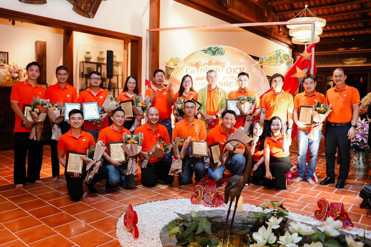 <p class="Normal" style="text-align:justify;"> Buổi lễ vinh danh cá nhân OKR xuất sắc có sự góp mặt của 15 trong số 21 thành viên, đến từ Hà Nội, TP HCM và những chi nhánh quốc tế như Nhật Bản và Bangladesh. Các cá nhân lần lượt bước lên nhận món quà thân tình của lãnh đạo FPT, như cái ôm ấp áp của anh Trương Gia Bình, cuốn sách Tâm Thức Lãnh Đạo từ anh Lê Trường Tùng, biểu trưng giải thưởng cá nhân OKR xuất sắc từ anh Nguyễn Văn Khoa, và bó hoa tươi thắm từ anh Chu Quang Huy.</p>
