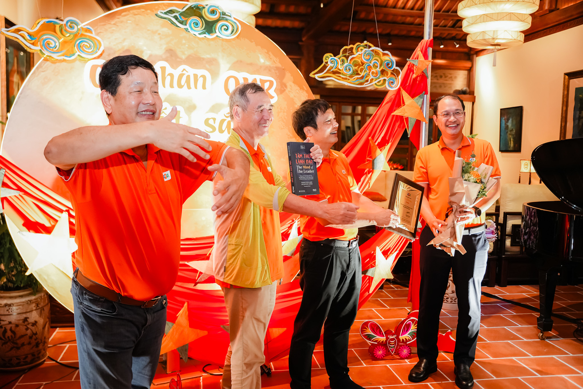 <p class="Normal" style="text-align:justify;"> Ngoài việc trao tặng phần quà hiện vật cho 15 cá nhân góp mặt, các lãnh đạo FPT còn dí dỏm “chúc vọng” cho những người không thể tham dự buổi tiệc.</p>