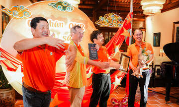 Hoan ca STCo trong tiệc OKR tại tư gia Chủ tịch FPT