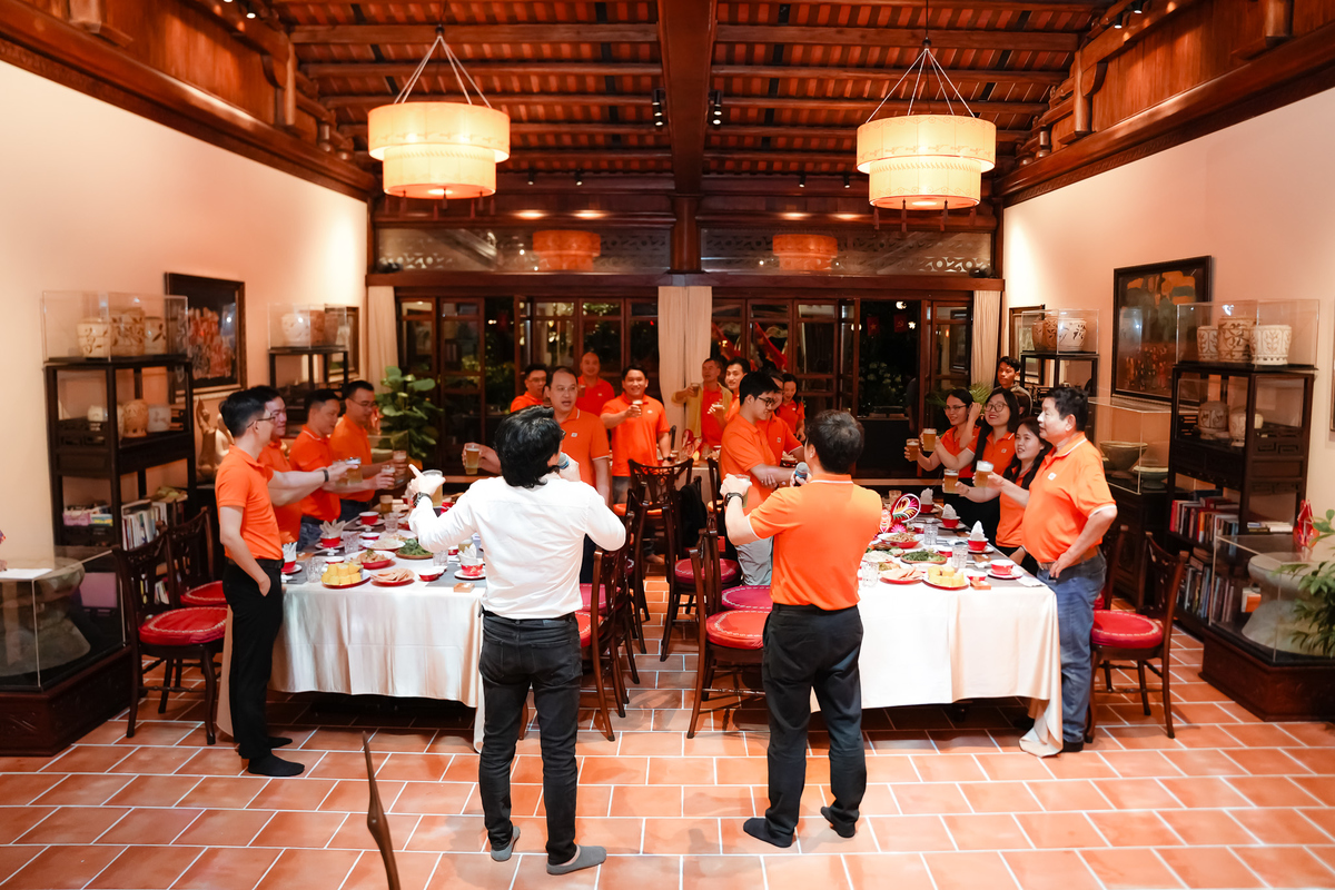 <p class="Normal" style="text-align:justify;"> Cũng trong buổi lễ, Tổng giám đốc FPT Nguyễn Văn Khoa vui vẻ nhắc tới những điểm mới trong danh sách cá nhân OKR xuất sắc của quý I, quý II năm 2025. Trong 21 cá nhân vinh dự đạt giải thưởng, có 30% thành viên thành công “leng keng” với những mục tiêu liên quan đến AI. Không chỉ vậy, tinh thần OKR của FPT đã vươn xa trên thị trường quốc tế, khi có hai thành viên đến từ chi nhánh nước ngoài là Nhật Bản và Bangladesh.</p> <p class="Normal" style="text-align:justify;"> Cùng niềm hân hoan với kết quả của những cá nhân xuất sắc, anh Khoa cũng gửi gắm, mong muốn những thành viên tham dự, cũng như toàn bộ người FPT sẽ luôn có một trái tim rực cháy cùng ngọn lửa đam mê và tinh thần tiến lên, vượt qua mọi gian khó để “leng keng” nhiều hơn nữa.</p> <p class="Normal" style="text-align:justify;"> Nhấn mạnh tinh thần, hai “quản ca” Nguyễn Văn Khoa và nghệ sĩ Sáng Lòa cùng các thành <span>viên hô vang câu hát “Đồng bọn mình”, cạn ly và nhập tiệc.</span></p>