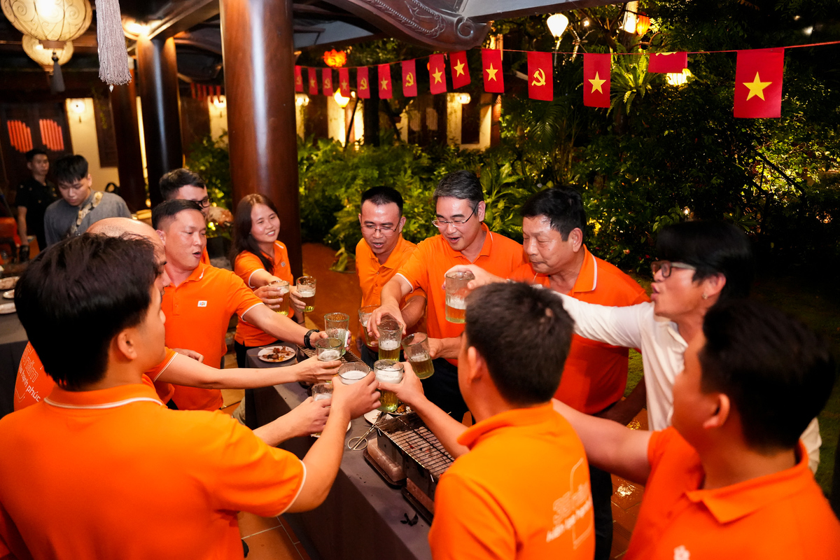 <p> <span>Tiệc OKR được BTC đổi mới với BBQ đem lại bầu không khí ấm cúng, thân mật. Quây quần bên bàn tiệc, những thành viên OKR cùng lãnh đạo FPT đã có những câu chuyện chia sẻ gần gũi, đời thường nhưng đầy ý nghĩa, xoay quanh chuyện đi làm, đời sống, xây dựng hạnh phúc gia đình và nuôi dạy con cái.</span></p>