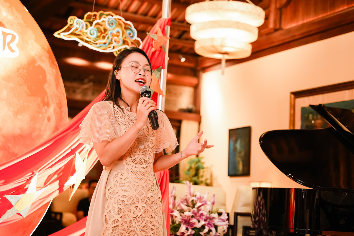 <p class="Normal" style="text-align:justify;"> Những câu chuyện chia sẻ như làm cầu nối để bữa tiệc OKR bước sang những tiết mục văn nghệ STCo đầy đặc sắc. Mở đầu chương trình, ca sĩ kiêm MC Phương Thảo “chào sân” với bản Ballad "Mùa thu cho em", giọng hát trong trẻo đem đến bầu không khí rất tình giữa không gian ấm áp của buổi tiệc.</p> <p class="Normal" style="text-align:justify;"> <span>Các thành viên OKR được chia thành 3 nhóm để thi diễn STCo, nhằm giành giải cao nhất từ giám khảo Trương Gia Bình. Các nhóm sẽ phải trình bày ca khúc tự sáng tác và trình diễn trên nền nhạc Trống Cơm. Trước phần diễn các nhóm, CEO Nguyễn Văn Khoa gợi ý, “ca khúc STCo phải có chế, có tiếng cười, có bi và hài. Tầm đó mới có thể giành được giải của anh Bình”.</span></p>