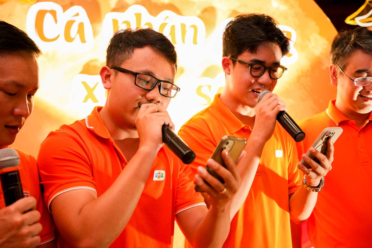 <p class="Normal"> Nhóm 3 lên sân khấu trình diễn đầu tiên với sự tự tin cùng lời bài hát được AI chế tác. Phong cách trình diễn của nhóm đơn giản nhưng hiệu quả khi 1 tay cầm mic, 1 tay cầm điện thoại, vừa nhìn lời vừa hát.</p>