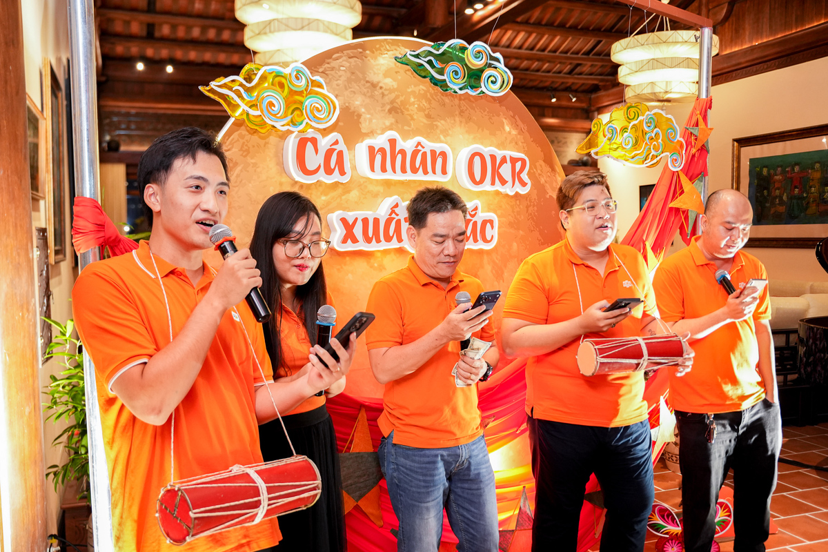 <p class="Normal" style="text-align:justify;"> Tiếp sau đó, các thành viên nhóm 2 bước lên sân khấu cùng đạo cụ trống cơm. 5 thành viên của nhóm 2 cũng trình diễn tương tự với nhóm thi đầu tiên. Ngoài việc vừa nhìn lời vừa hát, đôi lúc họ ngước mắt “tương tác” cùng khán giả và tương tác với đạo cụ, tăng phần sinh động cho tiết mục.</p> <p class="Normal" style="text-align:justify;"> Sau 2 tiết mục, giám khảo Trương Gia Bình bình phẩm: “Rất quái dị! Các bạn hát lúc đầu sai nhạc, nhưng sau lại đúng”. Giám khảo Nguyễn Văn Khoa bổ sung: “Tuy hát không đúng nhạc, còn lệch nhịp, nhưng lời bài hát lại mang nhiều chất STCo, đơn giản, dễ hiểu và dễ nhớ”.</p>