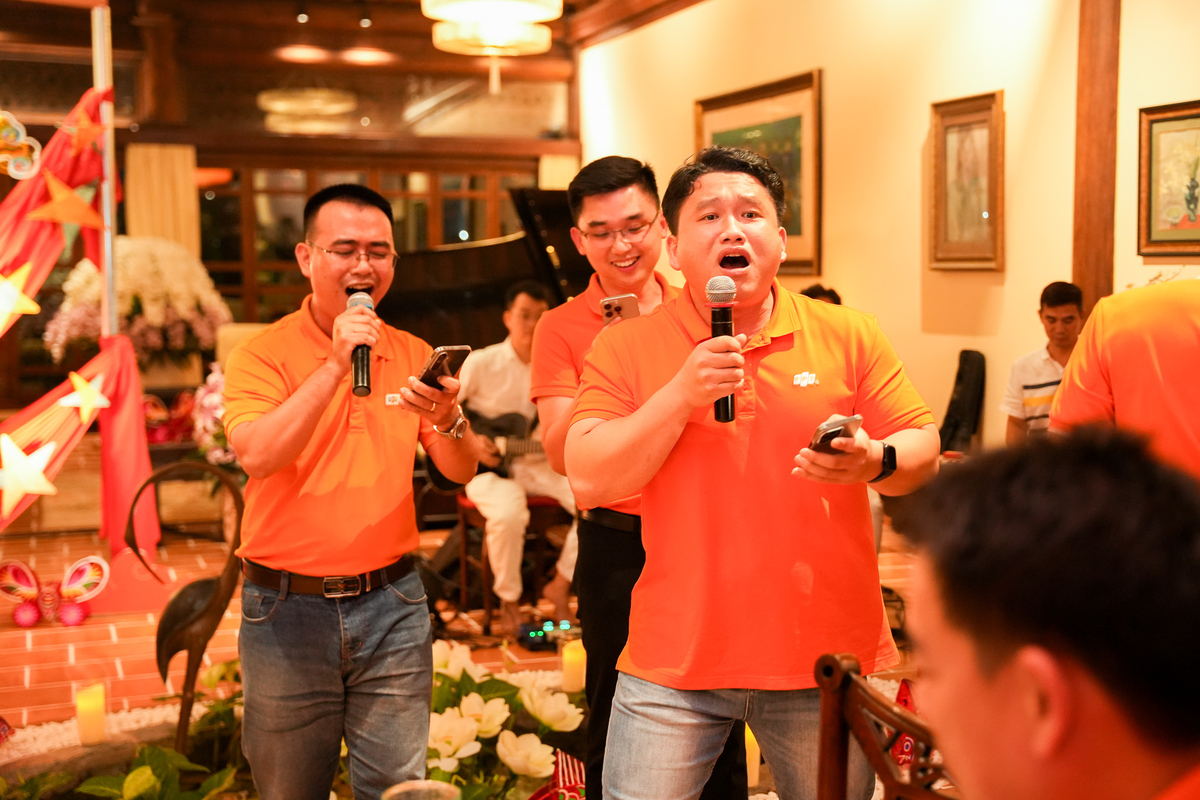 <p class="Normal" style="text-align:justify;"> Dù là đội thi cuối, nhưng nhóm 1 lại đem đến tiết mục bùng nổ và cuốn hút trên sân khấu. Tự đổi tên ca khúc, từ “Trống Cơm” thành “Tốn Bia”, ca sĩ miền Tây - Châu Trí Viễn cùng các thành viên đã nhanh chóng thu hút sự chú ý cùng nụ cười giòn giã của khán giả. Với tiêu chí lời bài hát nhắc tới lãnh đạo, có yếu tố STCo, hát bè cùng đoạn kết cao trào lấn át cả ban nhạc, nhóm đã xuất sắc giành giải Nhất của giám khảo, chiến thắng cuộc thi hát STCo đầy thử thách.</p>