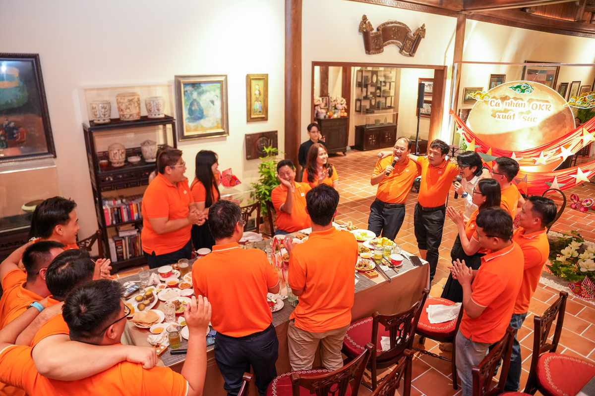 <p class="Normal" style="text-align:justify;"> Bữa tiệc STCo được tiếp nối bởi các ca khúc văn hóa lâu đời của FPT như: Đoàn FPT, Vision của ta, hay các bài hát đậm chất giải trí như Nâng bi, Bi hồng được anh Nguyễn Văn Khoa, anh Chu Quang Huy và nghệ sĩ Sáng Lòa thể hiện, vừa đem đến những tràng cười sảng khoái, vừa lan tỏa tinh thần STCo tới các cá nhân OKR và thế hệ lãnh đạo trẻ kế cận của FPT.</p>