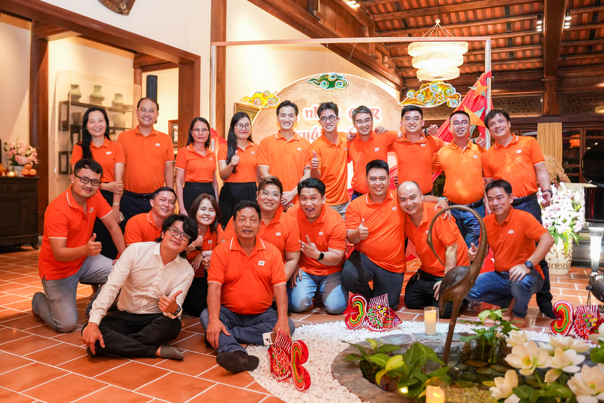 <p class="Normal" style="text-align:justify;"> Ca khúc FPT Dòng sông lời thề phiên bản “xập xình” được cất lên với dàn đồng ca gồm 25 thành viên của buổi tiệc hòa chung tiếng hát, cùng hòa nhịp. Cũng giống như tinh thần được gửi gắm trong bài hát, ngọn lửa đam mê, con tim rực cháy của mỗi người FPT sẽ mãi hừng hực khí thế, để cùng nhau viết tiếp những trang sử hào hùng của Tập đoàn FPT trong tương lai.</p>