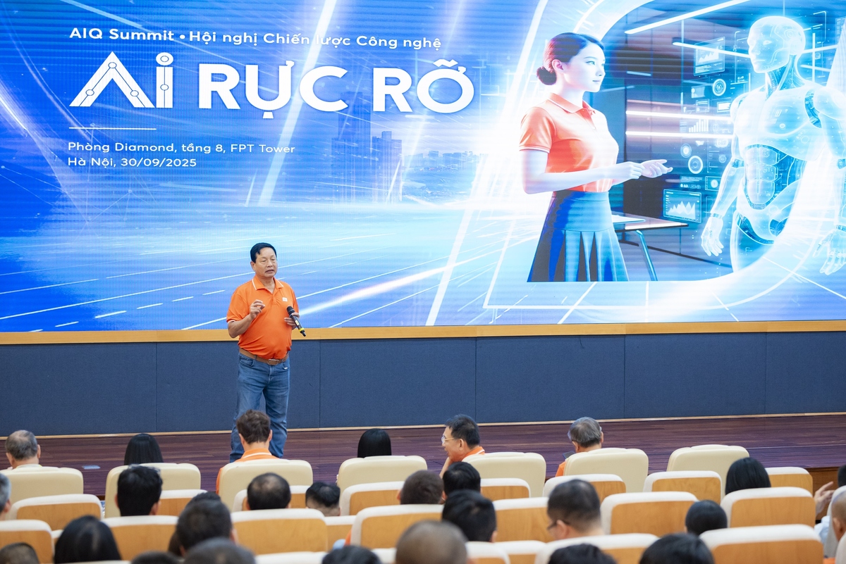 <p class="Normal"> Khai mạc hội nghị, Chủ tịch Trương Gia Bình nhấn mạnh AI đang phát triển với tốc độ chưa từng có, chạm vào các lĩnh vực cốt lõi như xe tự lái, robot hình người, AI Agents. Anh khẳng định cơ hội để Việt Nam tham gia chuỗi cung ứng AI toàn cầu là rất lớn. FPT chưa từng dành sự tập trung và đầu tư cao như hiện nay cho một công nghệ như AI. Để thực sự FPT có vị thế xứng đáng, Tập đoàn cần có những cách thức tiếp cận mới nữa, thu hút nhân tài. Hấp dẫn họ bằng cách đặt ra những bài toán hay nhất có thể giải được.</p>