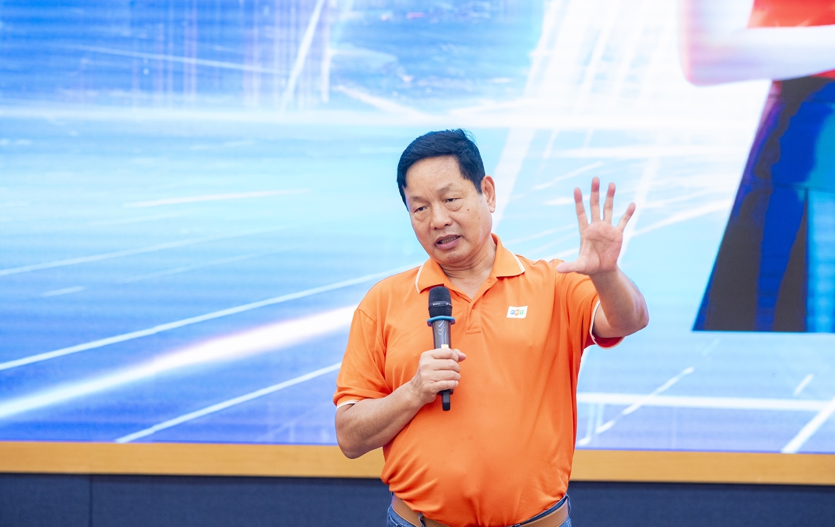 <p class="Normal"> Anh Bình cũng nêu bật những bài học từ Nvidia, Hyundai, Samsung và các mô hình quốc gia thành công như Trung Quốc, Nhật Bản để FPT học hỏi. Đặc biệt, anh cho rằng, khi triển khai các bài toán lớn, cần “những người bạn lớn”, phải có những chính sách để tạo cơ chế vận hành phù hợp. “Phải có team, team phải thực sự tài giỏi. Khi nhóm đó thất bại, các thành viên rút ra triển khai các công việc khác bình thường. Khi nào có ý tưởng hay lại tập hợp để triển khai dự án tiếp. Để tấn công đỉnh AI chúng ta cần tiếp tục sáng tạo. Chúng ta phải trăn trở suy nghĩ để tìm ra lời giải cho việc, làm thế nào để các tài năng lớn đến với FPT, làm thế nào để chúng ta có những sản phẩm xứng đáng với tầm vóc của FPT?”, Chủ tịch FPT kết lại.</p>