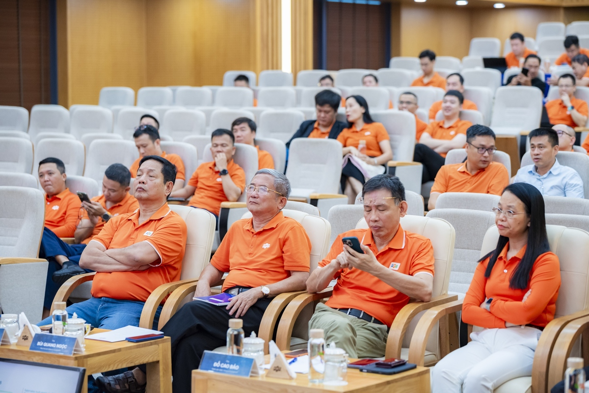 <p class="Normal"> Hội nghị Chiến lược Công nghệ FPT &lpar;AIQ&rpar; với chủ đề “AI rực rỡ” vừa diễn ra ngày 30/9 tại FPT Tower &lpar;Hà Nội&rpar; với sự hiện diện của Chủ tịch FPT Trương Gia Bình, Phó Chủ tịch FPT Bùi Quang Ngọc, Uỷ viên HĐQT FPT Đỗ Cao Bảo, Tổng Giám đốc FPT Nguyễn Văn Khoa cùng các lãnh đạo cấp cao FPT, công ty thành viên &lpar;CTTV&rpar; và hơn 100 cán bộ chủ chốt trong lĩnh vực công nghệ, kinh doanh, sản xuất và vận hành của Tập đoàn. Sự kiện mang tính chiến lược này nhằm cập nhật các xu hướng AI toàn cầu, đánh giá việc triển khai AI tại FPT trong năm qua, đồng thời định hình các ưu tiên hành động cho năm 2026. Điểm mới là sự xuất hiện của Hội đồng chuyên gia đến từ các CTTV, tham gia góp ý và phản biện sau mỗi phần trình bày.</p>