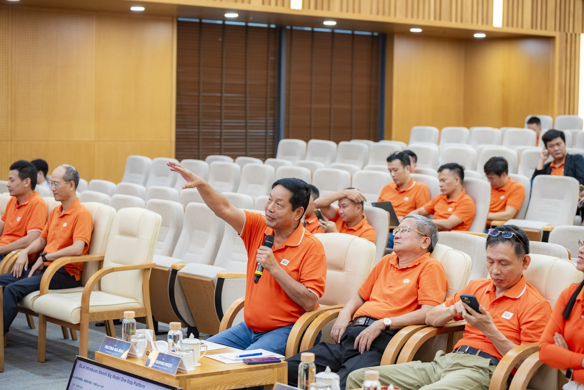 <p class="Normal"> Sau đó, Phó Chủ tịch Bùi Quang Ngọc đặt câu hỏi về cách triển khai AI hiệu quả cho doanh nghiệp, trong khi TGĐ Base Nguyễn Thượng Tường Minh chia sẻ kinh nghiệm số hóa quy trình nội bộ, giúp nhân viên tự tạo AI Agent, rút thời gian xử lý từ 2 ngày xuống 2 phút với độ chính xác 96%.</p> <p class="Normal"> Chủ tịch Trương Gia Bình khẳng định công thức thành công mới của FPT là "Together, we are the best". FPT sẽ đồng hành với các đối tác để cùng phát triển các giải pháp công nghệ, tận dụng thế mạnh của nhau để tạo đột phá trong triển khai các dự án công nghệ mới, dịch vụ IT…</p>