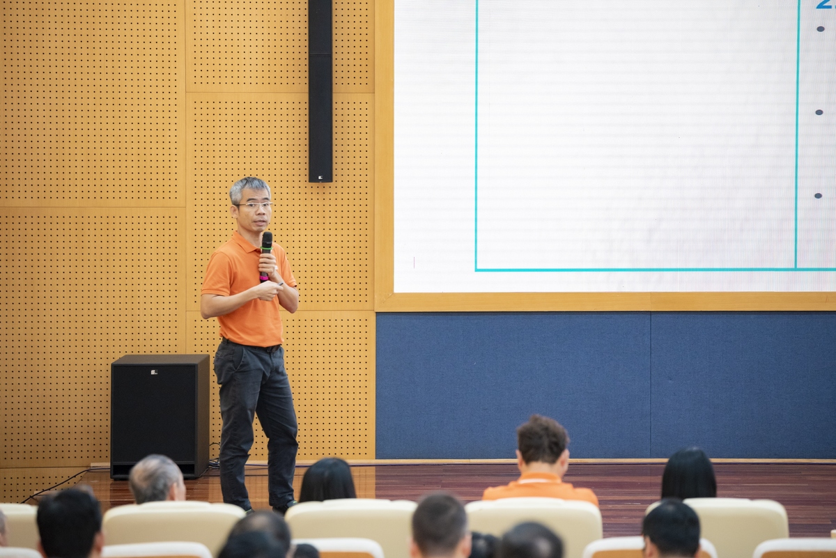 <p class="Normal"> Đại diện nhà Giáo dục, Trưởng ban Đào tạo Đại học FPT Phan Trường Lâm cho biết, năm 2025 đã triển khai AI Office cho toàn bộ CBNV, xây dựng AI Coach for FLM, “Lớp học đảo ngược”, chương trình AI của MIT với 4 cấp độ cho học sinh FPT School. Một số khó khăn của đơn vị đến từ việc chưa đánh giá được hiệu quả cụ thể bằng con số, khó khăn về chi phí cao khi triển khai diện rộng...</p>