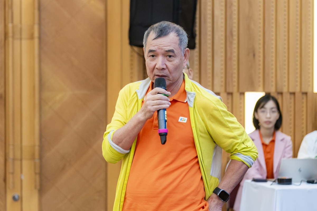 <p class="Normal"> Anh Lê Trường Tùng - Chủ tịch ĐH FPT - nhấn mạnh, ngoài công nghệ, chúng ta cần quan tâm đến bài toán thị trường và tài chính. Mô hình giáo dục AI phải bền vững về chi phí và phù hợp với điều kiện quốc gia đang phát triển như Việt Nam.</p>