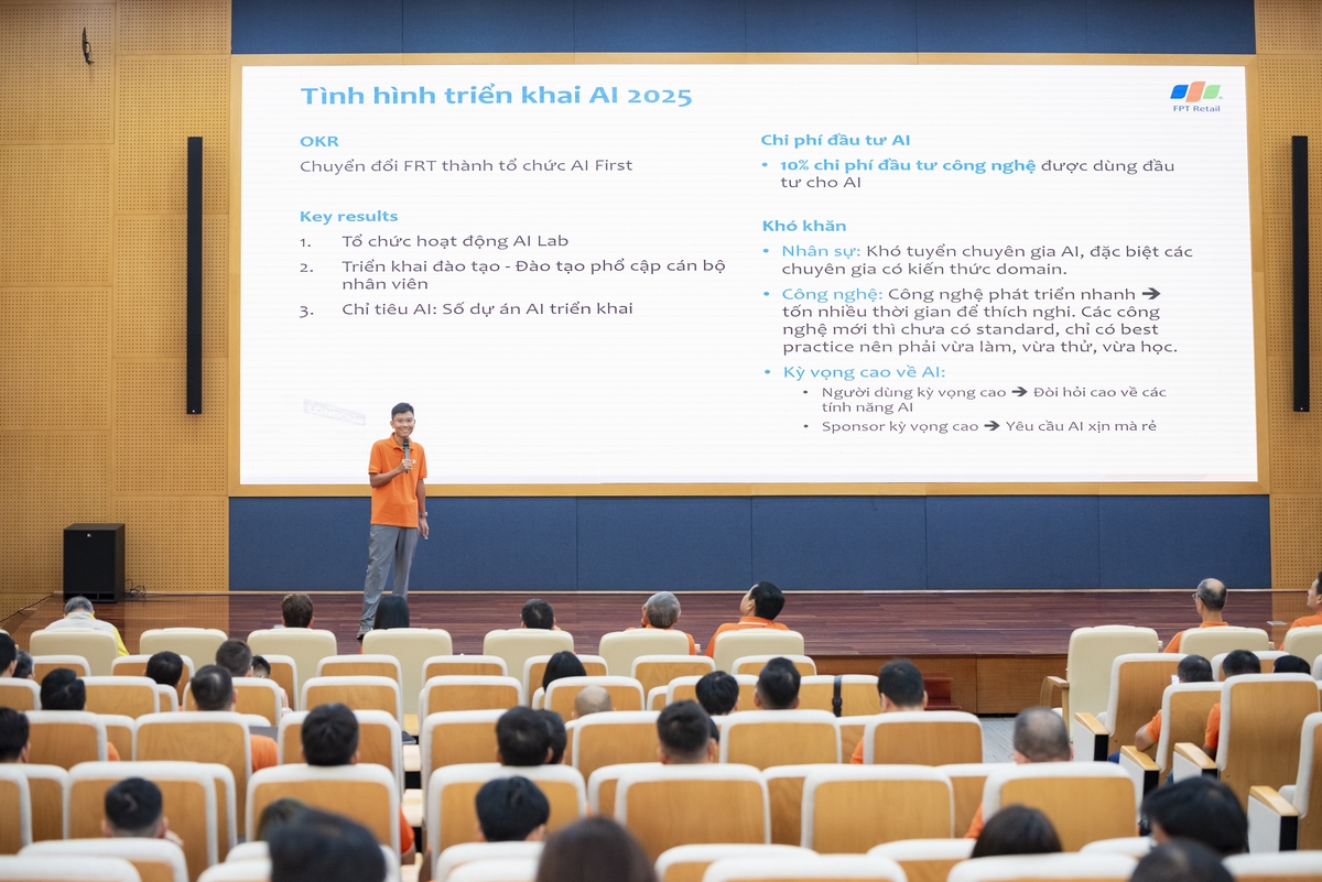 <p class="Normal"> Đại diện nhà Bán lẻ, Giám đốc Công nghệ Phạm Đăng Khôi công bố lộ trình AI First, với AI Lab, đào tạo nhân sự, ứng dụng trong bán hàng, hậu mãi, logistics. Giải pháp AI Sales Assistant xử lý hàng nghìn cuộc gọi mỗi ngày, hệ thống AI chuỗi cung ứng tiết kiệm hàng tỷ đồng. Giai đoạn 2026-2028, đơn vị sẽ tăng gấp đôi chi phí đầu tư, định hướng xây dựng hệ sinh thái AI toàn diện với ba trụ cột: cá nhân hóa trải nghiệm, tối ưu vận hành, phát triển AI cho y tế.</p>