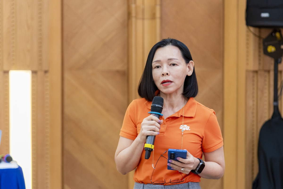 <p class="Normal"> Chủ tịch nhà Bán lẻ - chị Nguyễn Bạch Điệp cho rằng, ứng dụng AI cần nhanh và kỳ vọng về công nghệ này cần cụ thể hoá thành mục tiêu rõ ràng gắn với chiến lược từng CTTV, có thể đo lường được hiệu quả một cách cụ thể. “Nếu FPT muốn đầu tư để có sản phẩm đẳng cấp thế giới thì nên tập trung vào một đơn vị đủ năng lực hoặc một nhóm chuyên gia, thay vì dàn trải”, chị Điệp đúc kết.</p>