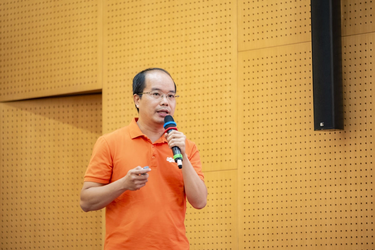 <p class="Normal"> Giám đốc Trung tâm FPT IS AI R&D Phạm Quang Nhật Minh cho biết đơn vị đã tích hợp AI vào 12/36 sản phẩm “Made by FIS”, đồng thời triển khai tư vấn cho nhiều bộ ngành và địa phương. Đơn vị tập trung triển khai AI với ba tầng: dữ liệu nghiệp vụ, API khung cho ngành như pháp luật, chính phủ số, ngân hàng - bảo hiểm, an ninh - quốc phòng và cung cấp dịch vụ AI bao gồm tư vấn, tích hợp, vận hành. “Hiện đơn vị đã có 21 chuyên gia AI, hơn 100 thành viên AI Hero và đang triển khai nhiều chương trình đào tạo, hackathon để phát triển năng lực nội bộ”, anh Minh cho biết thêm.</p>