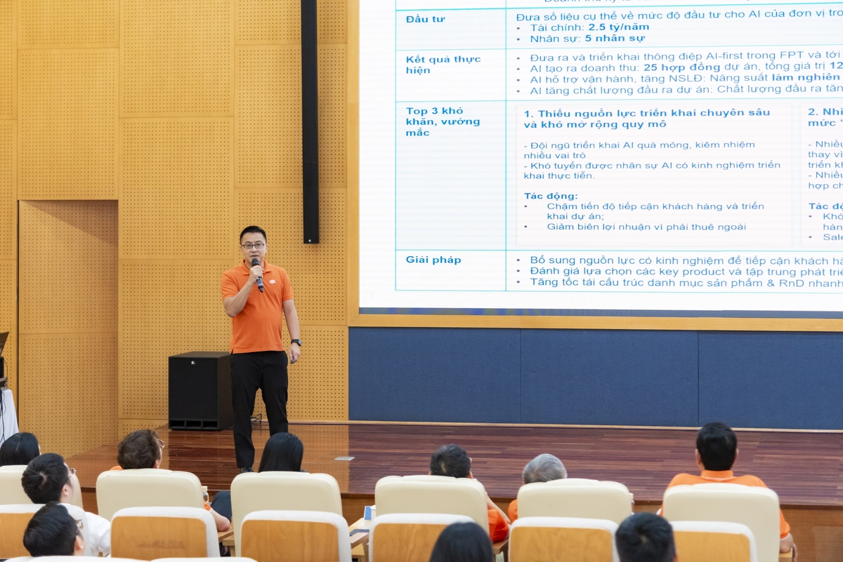 <p class="Normal"> TGĐ FPT Digital Trần Huy Bảo Giang cho rằng nhà tư vấn AI không chỉ chỉ dẫn mà phải đồng hành, hướng tới kết quả cụ thể. Đơn vị đang áp dụng mô hình Outcome-Based, đồng thời công bố lộ trình đến 2026 với 5-7 giải pháp AI end-to-end, hệ thống AI Agent hỗ trợ tư vấn.</p> <p class="Normal"> “Anh Bình từng nói, FPT phải có hàng chục nghìn nhà tư vấn. Lúc đó, tôi tự hỏi, tại sao nhà tư vấn lại nhiều thế? Thực tế đến giờ điều này đã trở nên đúng đắn. Liệu nên chăng, trong kỷ nguyên mới, mọi người đều là nhà tư vấn, đem lại giá trị cho khách hàng”, CEO FPT Digital chia sẻ.</p>