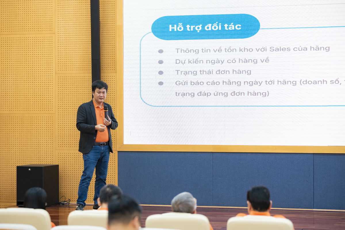 <p class="Normal"> TGĐ Synnex FPT Lê Vĩnh Thành đặt mục tiêu phát triển trợ lý ảo Syna, Syno thành nhân viên số toàn diện. Syna đã hỗ trợ 6 nhóm quy trình cốt lõi, Syno tăng doanh thu 50% chỉ trong một quý. Năm 2026, Syno hướng tới 3 vai trò: bán hàng, chăm sóc khách hàng 24/7, hỗ trợ sales.</p> <p class="Normal"> Ngoài ra, Synnex FPT, trong nửa đầu năm 2026, sẽ tập trung vào thu thập, làm sạch dữ liệu, xây dựng hệ thống ghi nhớ dài hạn &lpar;memory engine&rpar; tích hợp vào CRM. Đồng thời, tiến hành fine-tune mô hình AI riêng biệt cho từng ngành hàng như ICT, Dược - đảm bảo hiệu quả và cá nhân hóa cao nhất trong tương tác.</p>