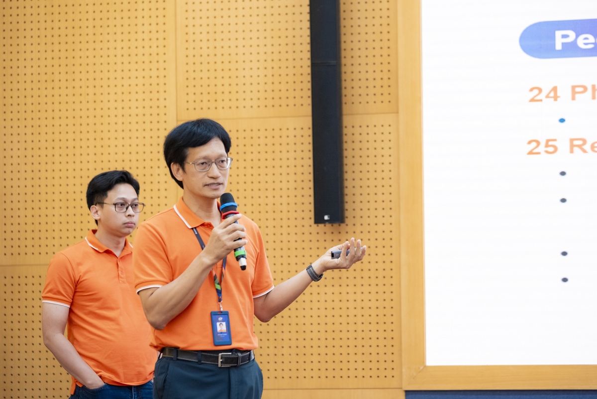 <p class="Normal"> Nối tiếp, Giám đốc Công nghệ và Chuyển đổi số nhà Phần mềm Đào Duy Cường đã giới thiệu nền tảng FleziPT với ba lớp chính: Flezi Core &lpar;nền tảng AI&rpar;, Flezi Workforce &lpar;nhân lực AI&rpar; và Flezi Suite &lpar;dịch vụ AI hóa ngành dọc&rpar;. Chiến lược cốt lõi của FleziPT gồm: đào tạo con người &lpar;AI mindset&rpar;, đổi mới phương pháp &lpar;AI-native SDLC&rpar;, nâng cấp công cụ nội bộ, hợp tác với đối tác toàn cầu &lpar;Microsoft, NVIDIA, AWS...&rpar;.</p>