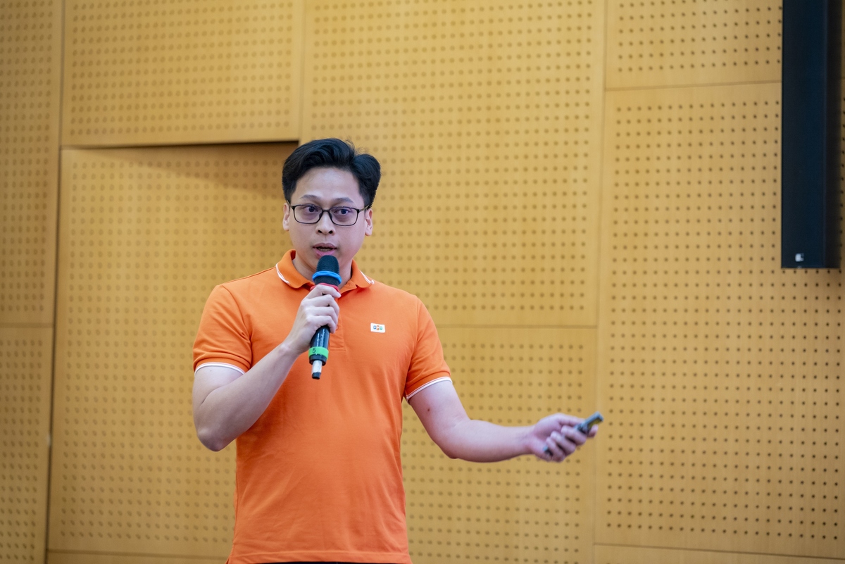 <p class="Normal"> Chuyên gia Nguyễn Ngọc Sơn đại diện nhà Phần mềm tiếp tục phần trình bày đầy cảm hứng của mình với câu chuyện thành công của dự án với khách hàng Đức, hay dự án C99. Từ đó, theo đại diện đơn vị, kinh nghiệm “xương máu” để triển khai AI hiệu quả tại thị trường nước ngoài nằm các yếu tố: Trang bị “vũ khí” cho team &lpar;License GitHub Copilot, kho use-case, công cụ CI/CD đồng bộ…&rpar;; Cử AI Champion &lpar;có đại diện mỗi team để hướng dẫn sử dụng AI hiệu quả&rpar;; Lãnh đạo và “chiến tranh nhân dân” với tinh thần không ai bị bỏ lại phía sau, toàn bộ nhân sự cùng chuyển đổi, lan tỏa tinh thần “AI is for all”.</p> <p class="Normal"> Lắng nghe phần trình bày của đại diện nhà Phần mềm, anh Trương Gia Bình nhận xét, đây là những bài học hay, kinh nghiệm đúc rút từ thực tiễn cần “đóng gói” thành công thức để chia sẻ cho toàn FPT nhằm phục vụ những "trận đánh" lớn phía trước.</p>