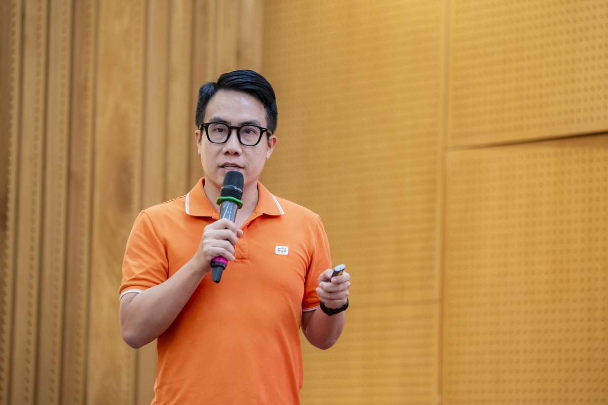 <p class="Normal"> Trong giai đoạn 2025-2026, nhà Nội dung số xác định bốn trụ cột chiến lược: cá nhân hóa trải nghiệm người dùng bằng AI, hiện đại hóa vận hành, thương mại hóa các năng lực lõi của AI và nâng cấp các hoạt động back-office như Kế toán, Nhân sự, Pháp chế... Bên cạnh đó, theo anh Ngô Mạnh Cường - Tổng Giám đốc nhà Nội dung số, Smart Newsroom và vRace sẽ là hai sản phẩm chiến lược giúp đơn vị này sở hữu hệ sinh thái truyền thông thông minh hàng đầu trong thời gian tới.</p>