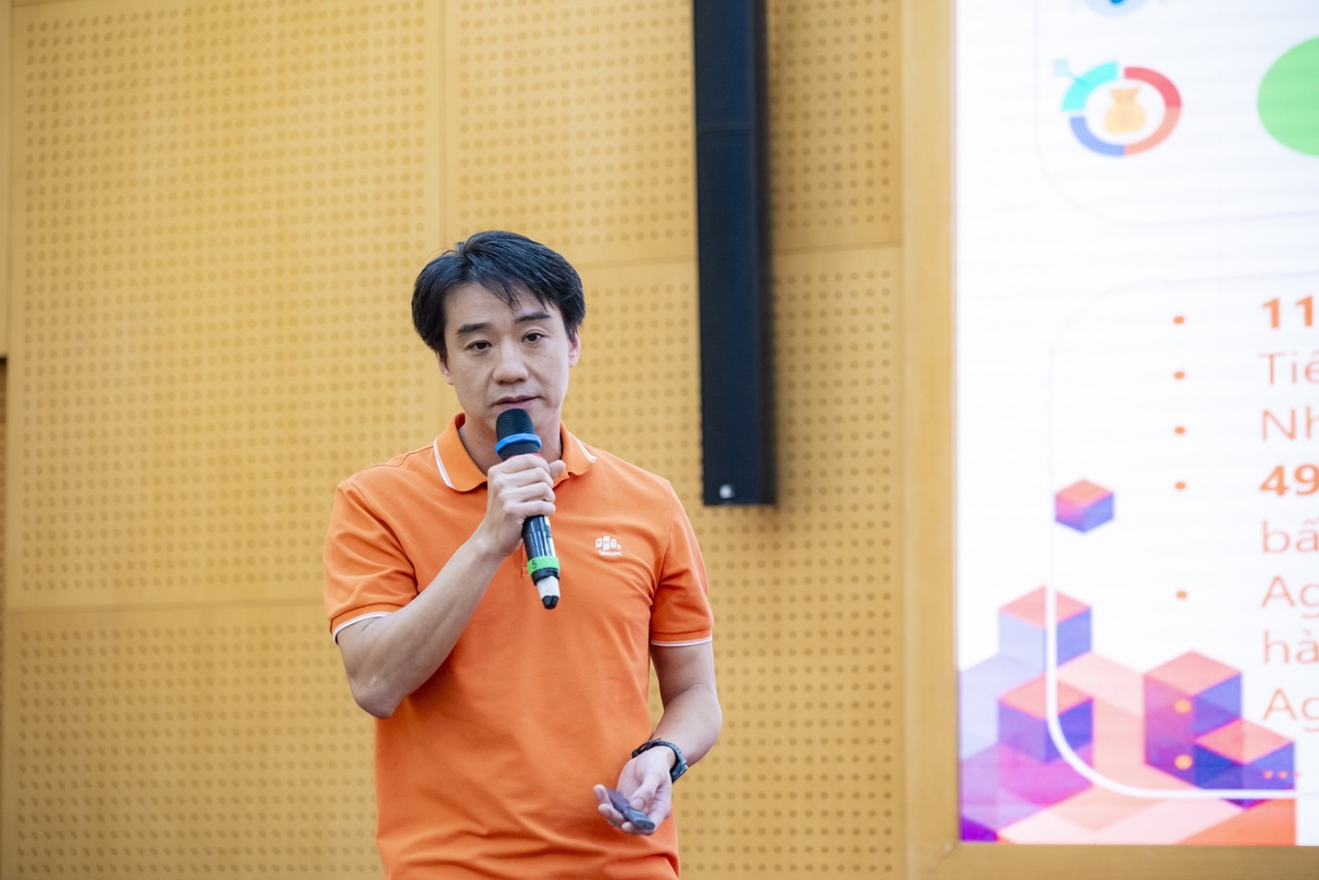 <p class="Normal"> Giám đốc Công nghệ nhà Viễn thông Trần Thanh Hải công bố lộ trình triển khai AI toàn diện nhằm đưa đơn vị trở thành “AI First Agentic Enterprise” vào năm 2026 với ba trụ cột: AI Camera, SOP AI bán hàng, GenAI Contact Center. Thực tế, năm 2025, đơn vị đã triển khai thành công 9/9 AI Agents, tiêu biểu như: Chatbot Daisy, INF Agent, FAF Agent, SCC Agent…</p>