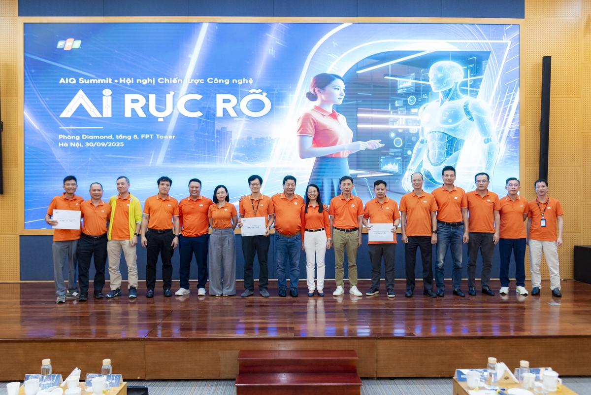 <p class="Normal"> Kết thúc hội nghị, Ban lãnh đạo Tập đoàn đã trao giải cho 3 đơn vị có phần trình bày chiến lược AI năm 2026 xuất sắc: Giải Nhất - nhà Phần mềm, Giải Nhì - nhà Bán lẻ, Giải Ba - FPT Smart Cloud. Sau 10 giờ làm việc tập trung và hiệu quả, AIQ đã khép lại không chỉ bằng những con số tổng kết, những bản kế hoạch, mà còn bằng chính tinh thần hừng hực của tập thể người FPT cùng chung khát vọng chinh phục “Đỉnh AI”. Trong đó, mỗi CTTV đều xác định được rõ vai trò và mục tiêu của mình trong sứ mệnh quan trọng này.</p>