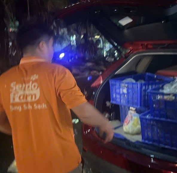 <p class="Normal" dir="ltr" style="text-align:justify;"> Anh em tại kho miệt mài 14 tiếng liên tục tại điểm nhập hàng. Khối văn phòng bố trí hỗ trợ 24/7, có vấn đề phát sinh sẽ lập tức xử lý cùng. Vì đã có kinh nghiệm từ những đợt lụt trước đó nên đội hình Sendo ứng phó nhanh, tránh ảnh hưởng quá trình trải nghiệm của khách hàng.</p> <p class="Normal"> Ảnh: CBNV huy động xe cá nhân để chở hàng.</p>