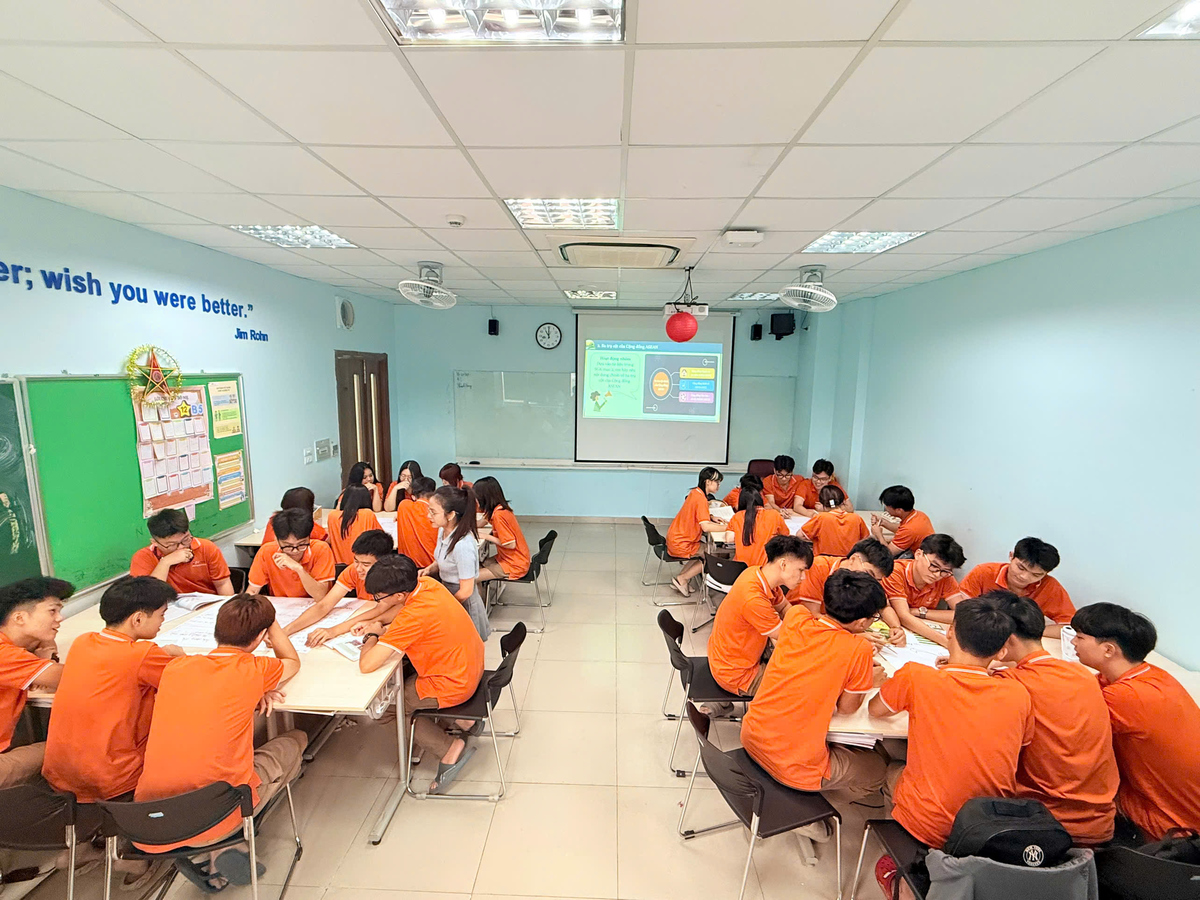 <p class="Normal" dir="ltr" style="text-align:justify;"> Chị Nguyễn Thị Tân, Hiệu trưởng FPT School Hoà Lạc &lpar;Hà Nội&rpar; cho biết: “Để đảm bảo an toàn cho cán bộ, giáo viên trong khu vực ngập lụt, nhà trường đã triển khai phương thức làm việc tại nhà. Bên cạnh đó, một số cán bộ hành chính sinh sống gần trường đã chủ động xung phong trực tại chỗ, hỗ trợ công tác vận hành và phối hợp cùng đội ngũ quản nhiệm hướng dẫn học sinh”.</p> <p class="Normal" dir="ltr" style="text-align:justify;"> Trường Đại học FPT tại Hà Nội cũng chuyển sang dạy và học online, nhằm đảm bảo an toàn cho sinh viên và giảng viên.</p>