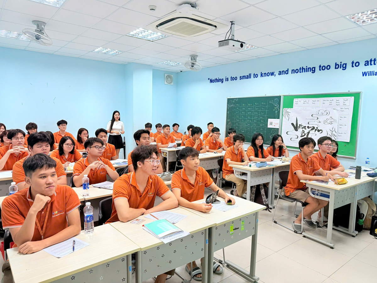 <p class="Normal" dir="ltr" style="text-align:justify;"> Tại nhà Giáo dục, ngập lụt nhìn chung không ảnh hưởng đến con người, cơ sở vật chất và tiến độ chương trình. Như ở FPT School Hoà Lạc, để kịp tiến độ giảng dạy, các thầy cô đã linh hoạt chuyển sang hình thức dạy học online. Nhờ học sinh đều đang học nội trú tại trường, việc học vẫn diễn ra thuận lợi và an toàn - các em chỉ cần di chuyển từ ký túc xá đến lớp học, dưới sự giám sát của các giáo viên quản nhiệm. Cách làm này giúp duy trì chương trình học ổn định, không bị gián đoạn dù điều kiện thời tiết phức tạp.<br /> <br /> Ảnh: Học sinh học nội trú học trực tiếp tại trường, dưới sự giám sát và hỗ trợ từ thầy cô.</p>