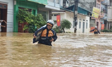 Người FPT ‘căng mình’ trong bão lũ