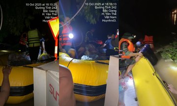 Cán bộ Viễn thông FPT dùng dây cáp, phối hợp cứu người trong dòng lũ xiết