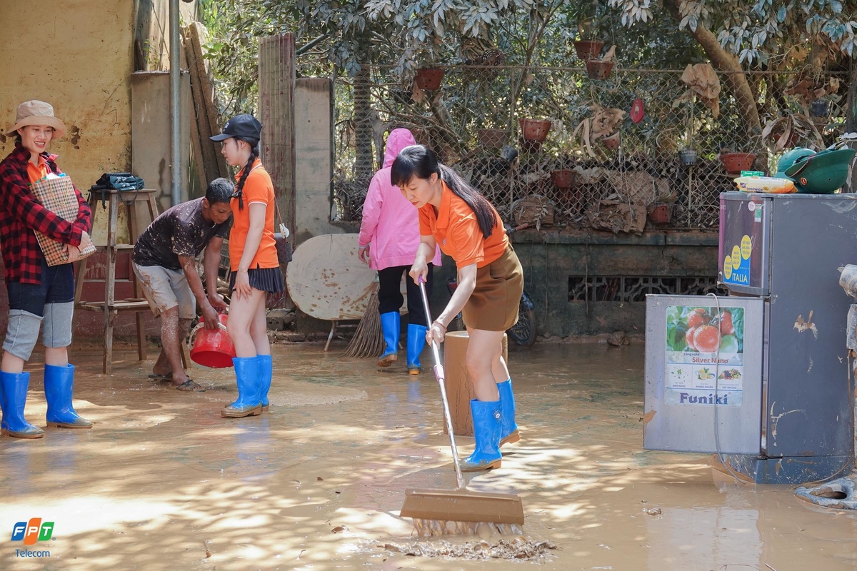 <p> Sân nhà dù đã dọn từ sáng đến chiều, bùn non vẫn phủ đầy, dẻo quánh bám vào từng bước chân. Ai nấy mệt nhoài, áo đã loang lổ bùn đất, nhưng không ai bỏ cuộc. </p>