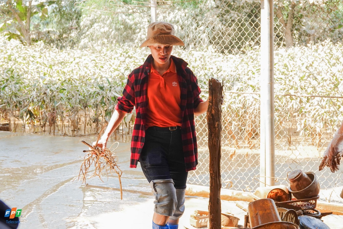 <p> Các anh em khoẻ mạnh thì lo việc khuân vác, các chị em tỉ mỉ giặt chăn, sắp quần áo, gom lại những vật dụng còn dùng được. Màu áo cam nổi bật giữa khung cảnh bùn đất, trở thành điểm sáng của tinh thần đồng đội, đồng bào.</p>