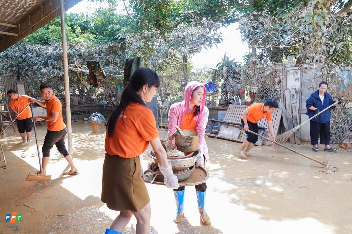 <p> Người gạt bùn, người khiêng đồ, người rửa lại từng chiếc nồi, cái chén... cơn lũ ngập đến nóc nhà khiến toàn bộ tài sản hư hại, phủ đầy bùn đất. </p>