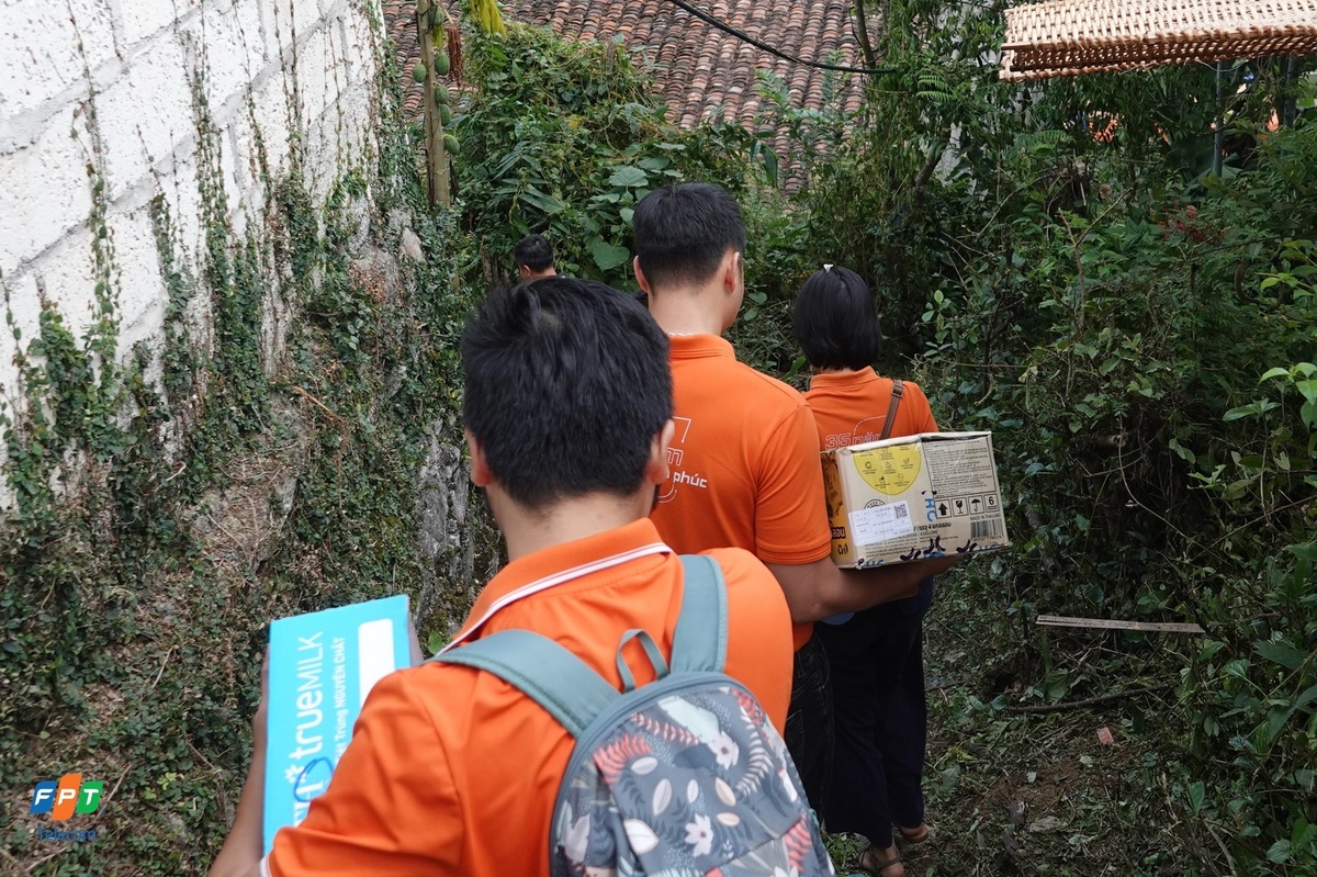 <p> Vượt đồi núi dốc, vượt những con đường quanh co, người FPT mang thực phẩm đến tận từng gia đình CBNV bị thiệt hại. Đợt này, những chuyến hàng hỗ trợ khẩn cấp đã đến với đồng đội tại Thái Nguyên, Lạng Sơn, Cao Bằng... Đồng thời, triển khai thăm hỏi, chuyển khoản hỗ trợ đến toàn thể CBNV bị thiệt hại bởi bão lũ &lpar;theo danh sách từ Công đoàn các CTTV gửi lên&rpar;.</p>