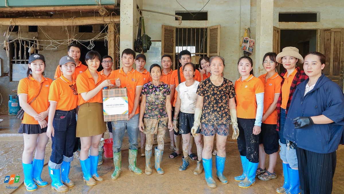 <p> Cùng với việc hỗ trợ dọn dẹp, người FPT không quên gửi tặng những món quà từ Quỹ Người FPT Vì cộng đồng - trích từ phong trào góp 1 ngày lương - để hỗ trợ đồng đội vượt lũ.</p>