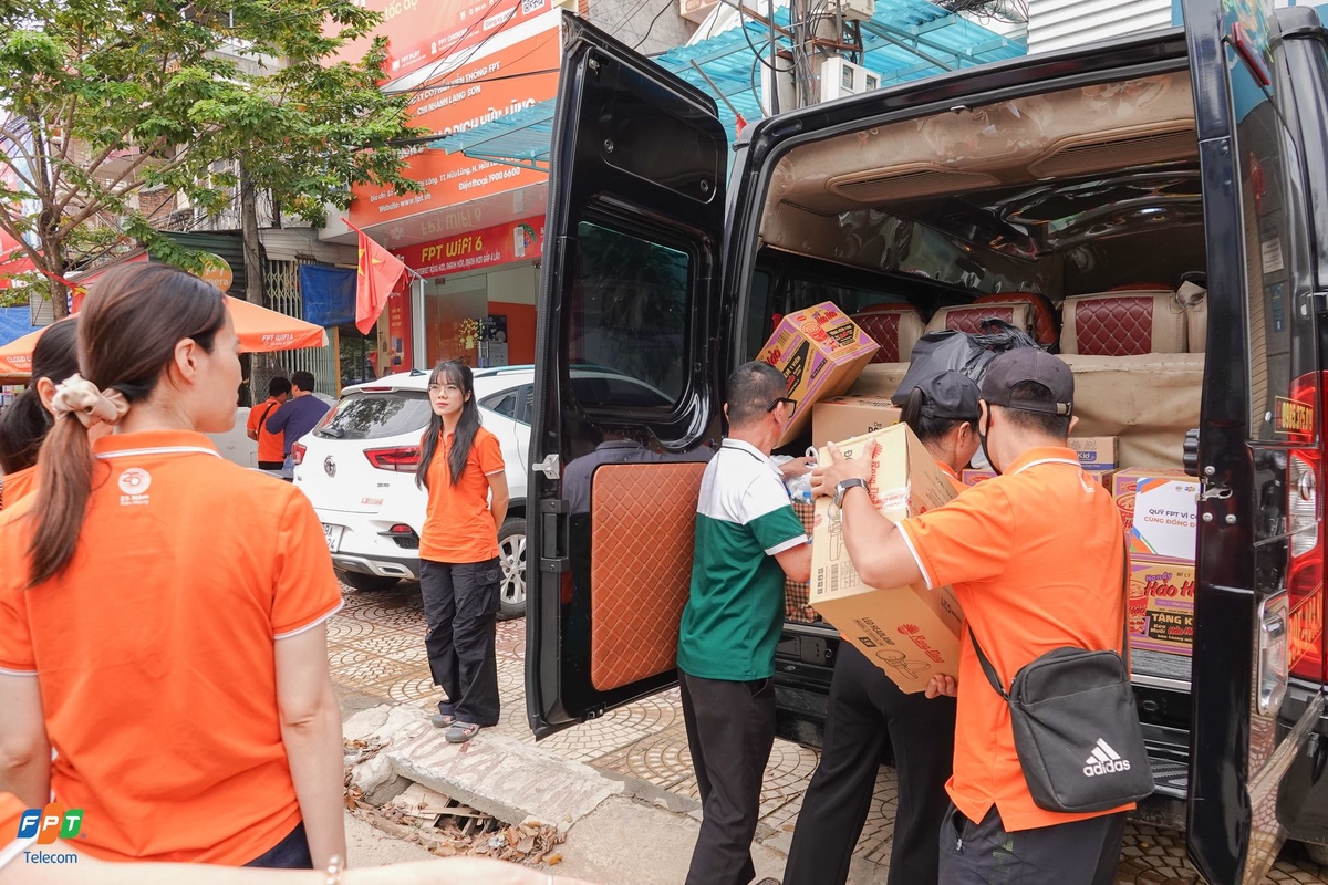 <p class="Normal"> Nước vừa rút cũng là lúc người FPT nhanh chóng lên đường, những chuyến xe cùng đồng đội vượt lũ chia nhau về từng địa phương bị ngập nặng, mang theo nhu yếu phẩm, thuốc men, nước sạch... để hỗ trợ khẩn cấp.<br />  </p>