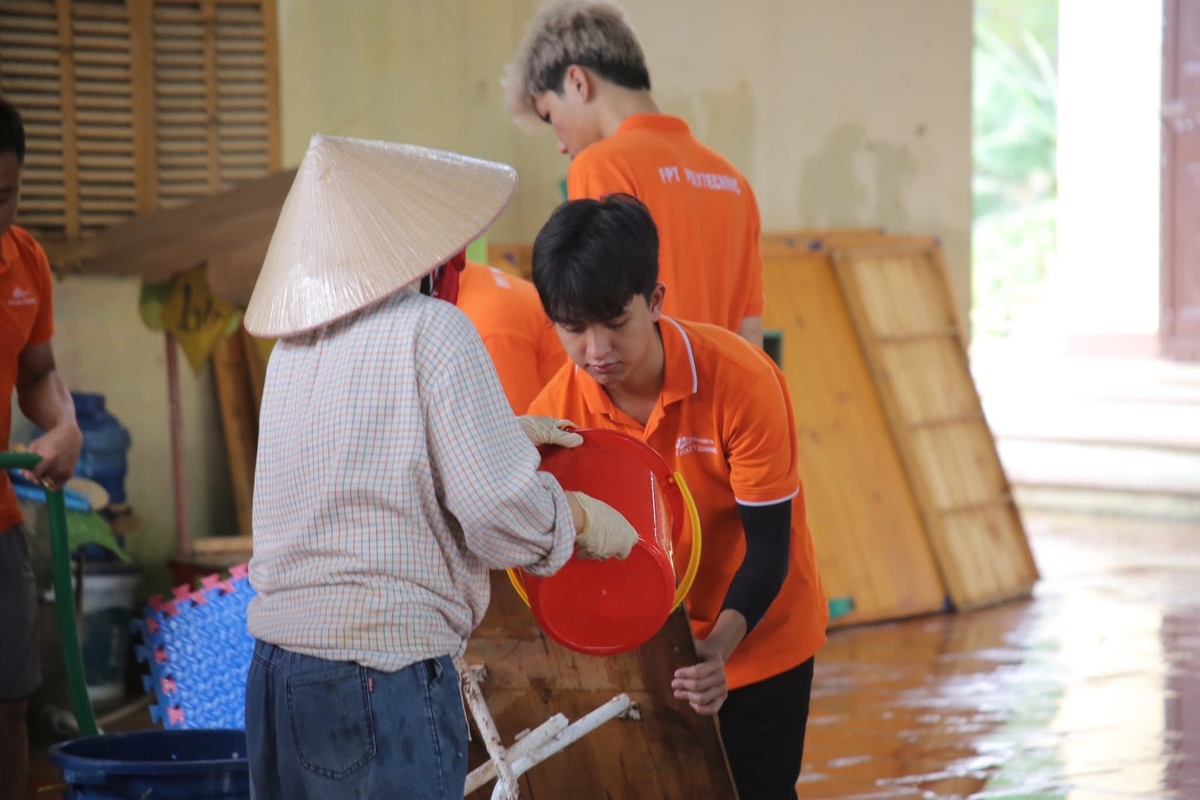 <p> Không chỉ sữa chữa đồ điện tử miễn phí, thầy và trò nhà FPT Thái Nguyên còn xung phong đến các điểm ngập nặng giúp bà con dọn dẹp.</p>