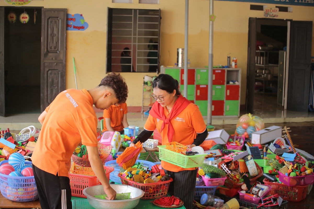 <p class="Normal"> Mang theo tinh thần sẻ chia và nhiệt huyết tuổi trẻ, thầy và trò nhà trường đã trực tiếp đến hỗ trợ khắc phục hậu quả tại các điểm trường THPT Dương Tự Minh, THCS Trưng Vương và THCS Túc Duyên.</p>