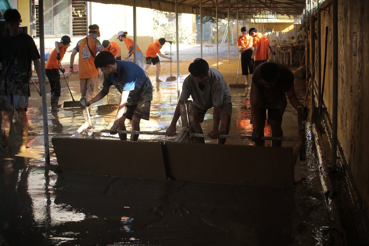 <p> Dù lấm lem bùn đất nhưng ai nấy đều rất sôi nổi, không ngại khó, ngại khổ.</p>